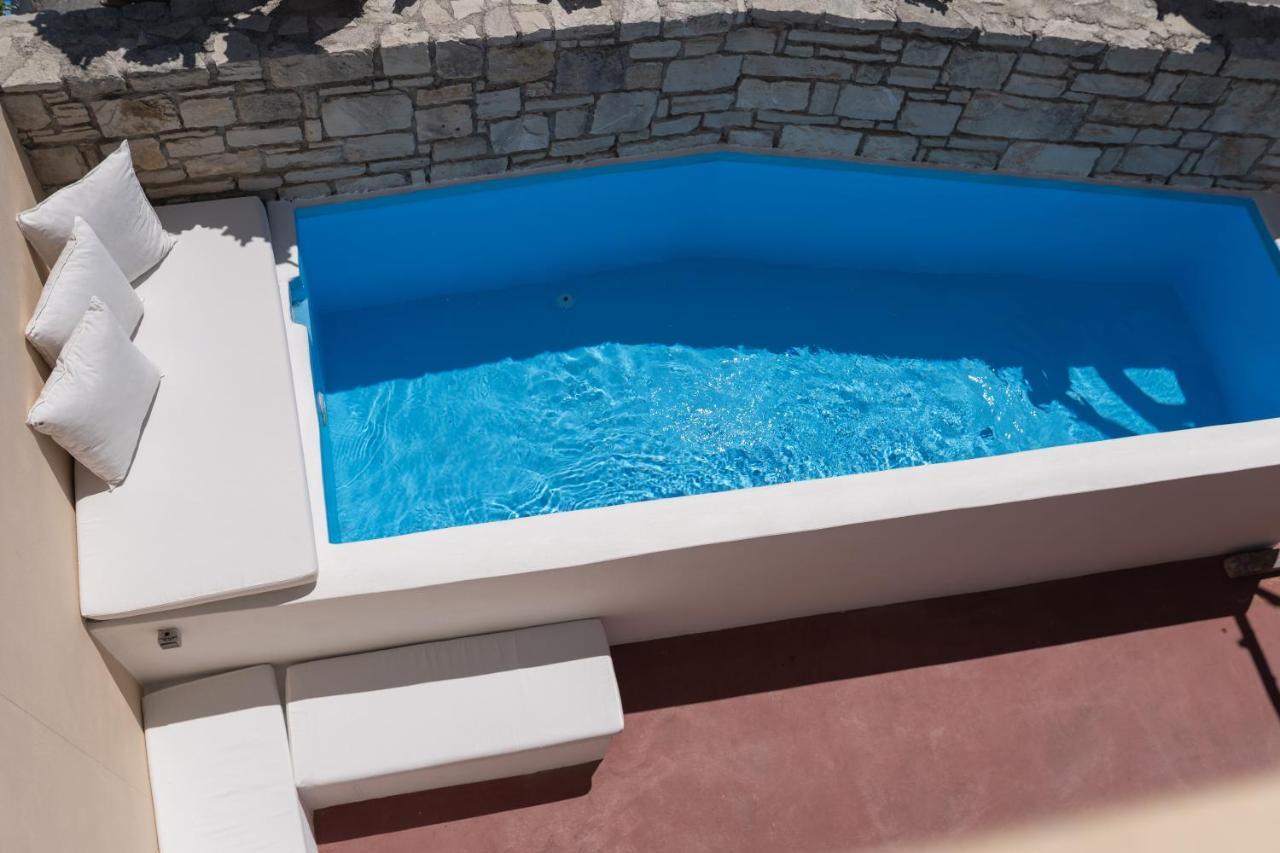 Quintana, A Junior With Private Pool! * Argiroupolis